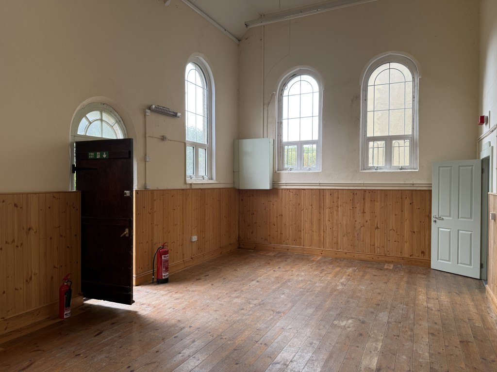 Lot: 170 - FORMER METHODIST CHAPEL WITH PLANNING FOR CONVERSION TO A RESIDENTIAL DWELLING ON PLOT OF 0.39 ACRES - School hall
